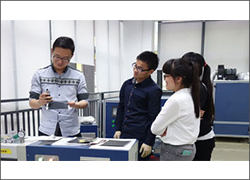 亚洲城游戏接待上海亚洲城游戏大学学生进行设备实验